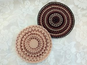 כיפה 13 ס"מ בצבעים: גווני חום, שחור-חמרה