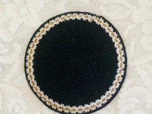 כיפה 12 ס"מ שחור- פס חום לבן