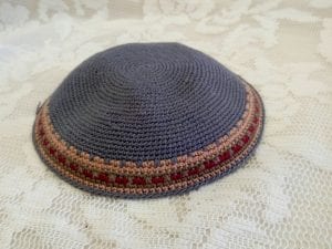 כיפה 13 ס"מ אפור- פס בורדו