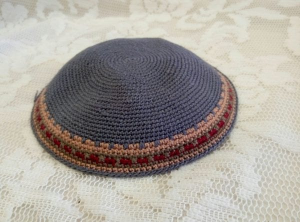 כיפה 13 ס"מ אפור- פס בורדו