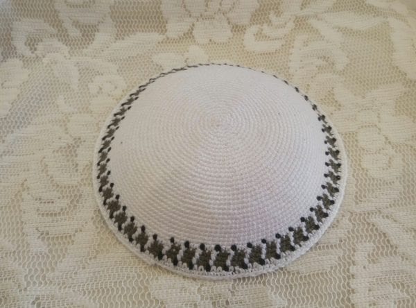 כיפה 14 ס"מ לבן- פס זית