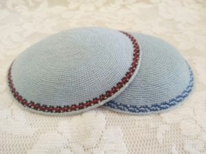 כיפה 13 ס"מ בצבעים: לבן- פס תכלת, לבן- פס אדום