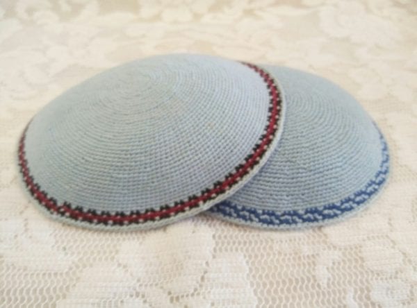 כיפה 13 ס"מ בצבעים: לבן- פס תכלת, לבן- פס אדום