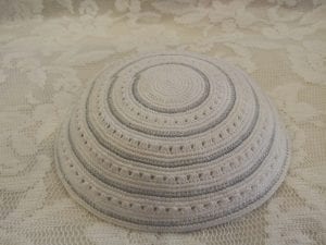 כיפה 16 ס"מ לבן-כסף