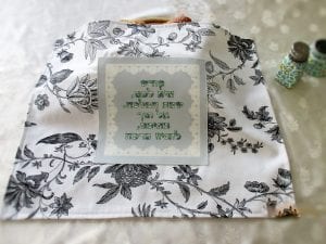 כיסוי חלות דגם "פרחים שחורים- קודש היא לכם"