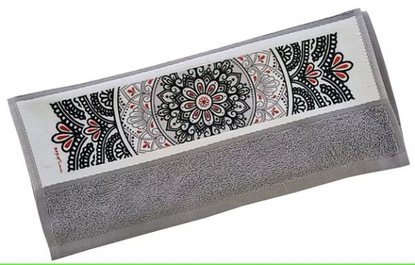 מגבת בעיטור Crochet על רקע אפור